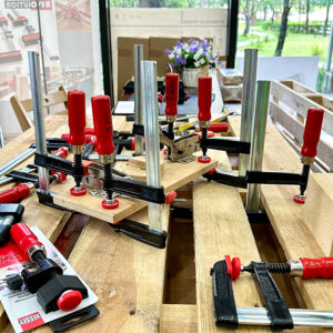 Độ mở 200 mm, ngàm sâu 100 mm, lực siết tối đa 5.500 N, thích hợp kẹp phôi gỗ.