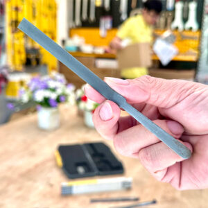 Trong bảo trì định kỳ, Giũa tiếp điểm bugi ELORA 249 hỗ trợ kéo dài thời gian sử dụng bugi trước thay mới.