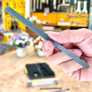 Giũa tiếp điểm bugi ELORA 249 có bề mặt giũa mịn, hỗ trợ làm sạch điện cực bugi mà không làm biến dạng cấu trúc.