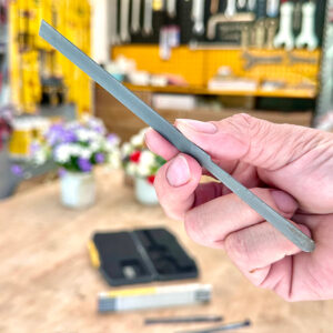 Với kích thước 150 x 8 x 0,8 mm, Giũa tiếp điểm bugi ELORA 249 thao tác hiệu quả trong khe điện cực hẹp.