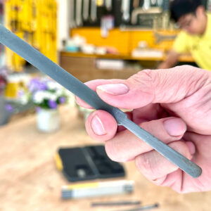 Thân giũa của Giũa tiếp điểm bugi ELORA 249 sử dụng thép dụng cụ C45 theo tiêu chuẩn 1.0503, đảm bảo sử dụng lặp lại.