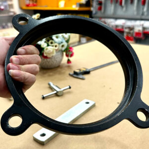 Cấu trúc đế xoay ELORA 1495D đồng tâm, giúp giữ cân bằng và giảm rung trong khi quay hoặc kẹp vật liệu.