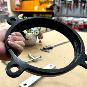 Lớp phủ sơn đen trên ELORA 1495D hạn chế ăn mòn, chống tác động môi trường và dung dịch công nghiệp.