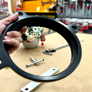 Đế xoay cho ê tô để bàn ELORA 1495D tích hợp trục ren trapezoid truyền lực đều, giảm hao mòn ren khi vận hành.