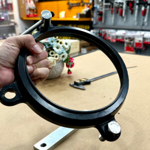 Phụ kiện đế xoay cho ê tô để bàn ELORA 1495D có bề mặt sơn đen chống oxy hóa, tăng tuổi thọ sử dụng.