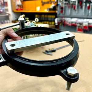 Thép C45/1.0503 giúp phụ kiện đế xoay cho ê tô để bàn ELORA 1495D chịu tải cao, duy trì độ cứng ổn định.