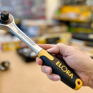 Tay cầm QUATROLIT®-2C trên Cần tự động ELORA 770-L1Zi hỗ trợ kiểm soát lực, giảm trượt khi thao tác kéo dài.