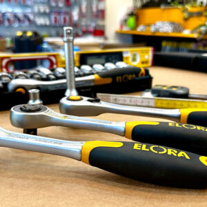 Đầu bánh răng tròn của Cần tự động ELORA 770-L1Zi cho phép trượt đảo chiều trực tiếp, không cần công tắc đảo.