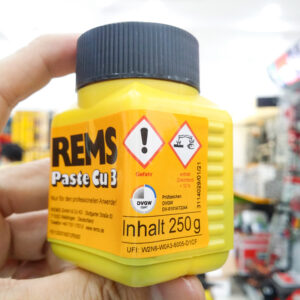 Thiết kế chai nhựa tích hợp cọ giúp Keo hàn ống đồng REMS Paste Cu 3 thao tác thuận tiện và nhất quán.