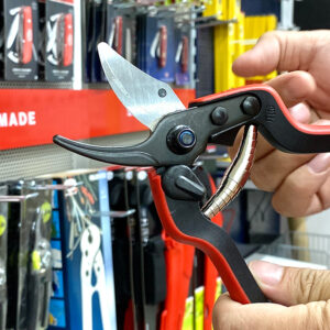 Trọng lượng nhẹ 175 g giúp FELCO 160S giảm mỏi tay khi cắt tỉa hoa thời gian dài.