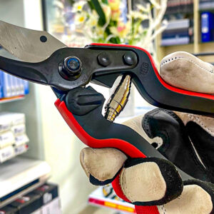 Kéo cắt tỉa cành FELCO 160S tích hợp khóa lưỡi bằng nẫy gạt, thao tác bằng ngón cái thuận tiện.