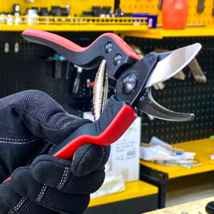 Lò xo con sâu mạ niken trên FELCO 160S tạo phản lực thấp, phù hợp thao tác cắt lặp lại.