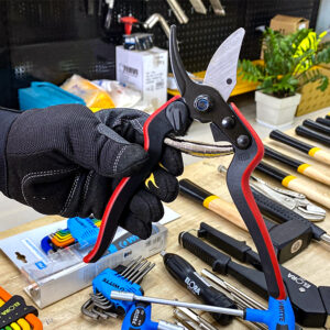 Cán nhựa hai thành phần của Kéo cắt tỉa cành FELCO 160S có thiết diện dầm chữ T chịu uốn tốt.