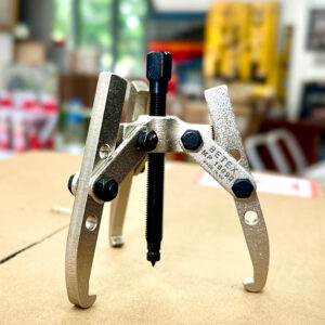 Cảo vòng bi vạn năng BETEX MP15/16 hoạt động theo nguyên lý thông minh: càng kéo mạnh, chấu càng siết chặt, tăng độ bám và giảm rủi ro trượt.