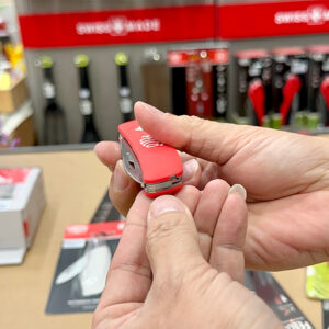 FELCO 501 sử dụng thép 440 tôi cứng 57 HRC, đảm bảo độ bền và giữ sắc lâu dài.