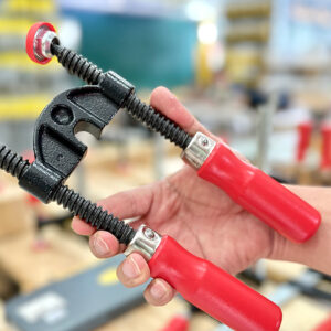 Phụ kiện kẹp ngang này gắn trên cảo vít thông dụng có thanh ray dày tối đa 13 mm.