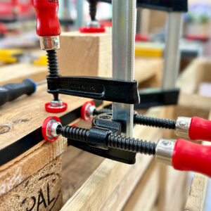 Giá đỡ làm từ thép tôi phủ sơn tĩnh điện, tăng khả năng chịu lực trong điều kiện xưởng.