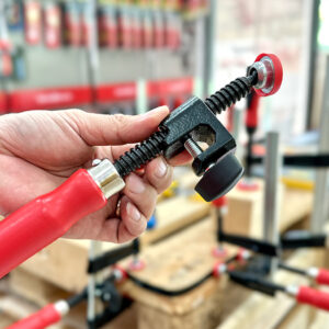 Trục vít thép cuộn xử lý bề mặt của BESSEY KT5 giúp truyền lực ép ổn định và bền.