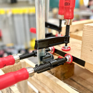 Dụng cụ kẹp này chỉ vận hành thủ công, không kết hợp thiết bị trợ lực hay cơ cấu máy.