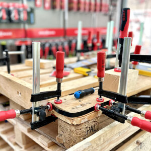 BESSEY KT5 hỗ trợ kẹp chặt cạnh và mặt đầu chi tiết gỗ, tấm ván trong quá trình lắp ráp.