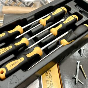 Khay Bộ tua vít 6 cây ELORA MS-39 bằng nhựa ABS đen, nắp trong suốt, kích thước 31,5 × 14,5 cm.