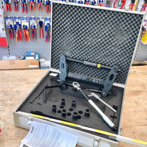 Thiết bị Equalizer SG11TM sử dụng collet nở côn, kẹp chắc lỗ bulong Ø30–Ø39 mm.