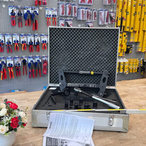 Tách mặt bích bằng cơ khí Equalizer SG11TM tạo lực tách 11 tấn, vận hành bằng cơ cấu cơ khí kiểm soát.