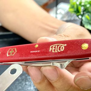 Dao chiết ghép FELCO 3.90 40 có tay cầm nylon đỏ với lớp lót hợp kim tiêu chuẩn, chắc chắn và thoải mái khi sử dụng.