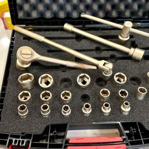 Bộ tuýp chống cháy nổ ELORA 0430002S có độ bền kéo trong khoảng 782–989 N/mm², độ cứng 25–30 HRC (tương đương 229–291 HB), đáp ứng yêu cầu chịu xoắn, siết và va đập trong điều kiện kỹ thuật công nghiệp nặng hoặc môi trường độc hại.