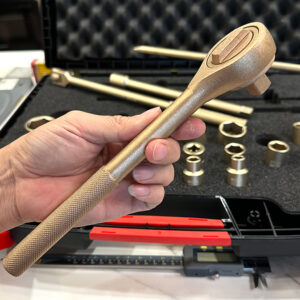 Bộ tuýp chống cháy nổ ELORA 0430002S được sản xuất tại Đức theo tiêu chuẩn gia công công nghiệp nặng, bảo đảm tính đồng nhất về vật liệu và độ chính xác cơ học. Hợp kim sử dụng đáp ứng tiêu chuẩn an toàn cho môi trường có yêu cầu phòng chống tia lửa và nhiễm từ.