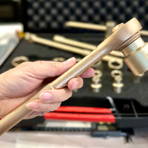 Bộ tuýp chống cháy nổ ELORA 0430002S có tính đàn hồi cao, giới hạn chảy đạt 450–550 N/mm², giúp giảm biến dạng vĩnh viễn khi chịu tải đột ngột. Độ giãn dài >5% là yếu tố kỹ thuật quan trọng khi đánh giá khả năng chịu mỏi và độ dẻo hợp kim.