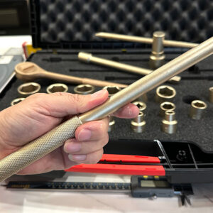 Bộ tuýp chống cháy nổ ELORA 0430002S trang bị đầy đủ đầu tuýp 6 cạnh hệ mét từ 10–32 mm. Bộ phụ kiện đi kèm gồm: tay vặn lắc léo 380 mm, thanh nối dài 250 mm, thanh trượt T 320 mm và cần siết đầu vuông 1/2″. Hộp đựng bằng nhựa plastic.