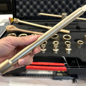 Bộ tuýp chống cháy nổ ELORA 0430002S được ứng dụng phổ biến trong nhà máy lọc dầu, nhà máy hóa chất, kho chứa nhiên liệu, mỏ khai thác và trạm khí đốt – những nơi không thể dùng thép do nguy cơ đánh lửa, ăn mòn hoặc từ hóa không kiểm soát.