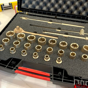 Bộ tuýp chống cháy nổ ELORA 0430002S có tổng trọng lượng 5300 g, được phân phối đều để đảm bảo tính di động và ổn định khi thao tác. Hộp nhựa cứng hỗ trợ di chuyển hiện trường, bảo vệ dụng cụ trong quá trình vận chuyển và lưu kho dài hạn.