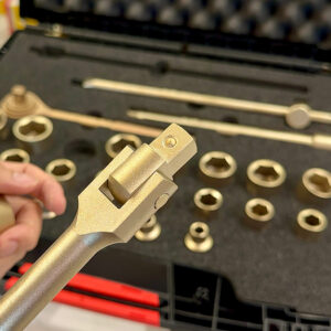 Bộ tuýp chống cháy nổ ELORA 0430002S gồm 27 chi tiết, sản xuất từ hợp kim Aluminium–Bronze. Đây là loại hợp kim có nền đồng, chứa 9–10% Nhôm, có tính không từ và khả năng chịu lực tốt trong điều kiện nhiệt độ hoặc môi trường dễ gây cháy.