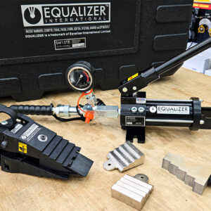 Equalizer SW15TESTD trang bị bơm tay HP350S, đồng hồ áp suất, van tiết lưu vặn tay, hỗ trợ điều chỉnh áp lực.