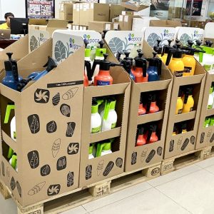 Bình xịt tưới cây 2 lít trên kệ giấy trong showroom