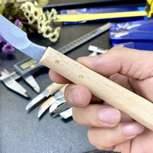 Cán gỗ của dao điêu khắc Kirschen 3352 được làm thon dần về lưỡi