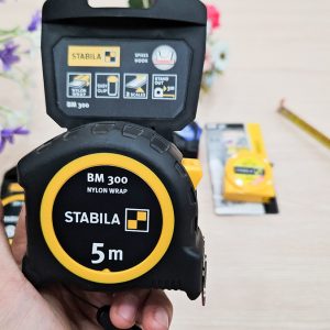 Thước cuộn 5m STABILA 19577 được thiết kế với khoảng cách gãy gập 3m, bản rộng lá thước 27mm, đạt cấp chính xác Class II.