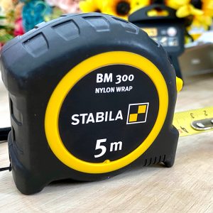 Thước cuộn 5m STABILA 19577 có thang đo hệ mét, in laser trên cả hai mặt với bước nhảy 1mm, cho kết quả chính xác và dễ đọc.