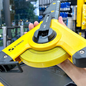 Thước kéo 50m LBM 1000 STABILA 19667 lớp phủ SPIKES chống trượt, cố định ổn định trên nền nhẵn.