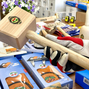 Đầu hình thang cân của Búa vồ gỗ trăn Kirschen 6160 tối ưu truyền lực gõ lên bề mặt gỗ.