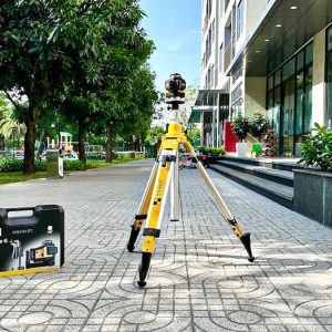 Chân máy Tripod BST-K-L Stabila 18194 có khóa cài chân đóng mở nhanh, trượt trên ray, tay quay tinh chỉnh cao độ cho độ chính xác cao.