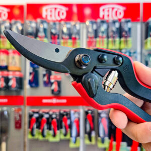 Tay cầm sợi thủy tinh của Kéo cắt cành FELCO 160L đảm bảo độ cứng, trọng lượng thấp và ổn định khi truyền lực cắt.