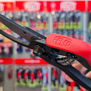 Kéo cắt cành FELCO 160L cho phép thay thế toàn bộ linh kiện, từ lưỡi cắt đến lò xo, phục vụ bảo trì dài hạn.