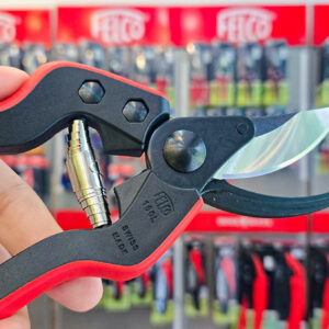 Thiết kế đầu cắt nghiêng giúp Kéo cắt cành FELCO 160L tối ưu đòn bẩy và kiểm soát hướng cắt.