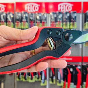 Cơ cấu điều chỉnh lưỡi của Kéo cắt cành FELCO 160L đơn giản, ổn định, đảm bảo khe cắt đồng đều theo thời gian.