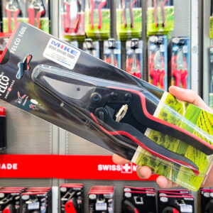 Kéo cắt cành FELCO 160L trang bị rãnh thoát nhựa cây, giảm ma sát và ngăn tích tụ nhựa khi cắt liên tục.