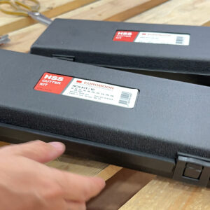 Máy vát mép bằng khí nén EUROBOOR BM45AIR đi kèm vali đựng chuyên dụng, thuận tiện vận chuyển và bảo quản.