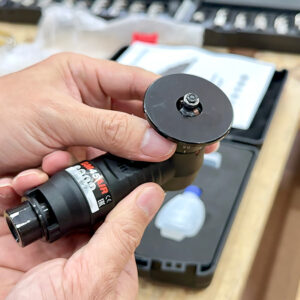 Máy vát mép bằng khí nén EUROBOOR BM45AIR tích hợp kích hoạt trục an toàn, ngăn khởi động ngoài ý muốn.